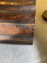 Pot &agrave; pinceaux sur support en bois dur sculpt&eacute;, Chine, 19/20&egrave;me