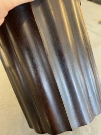 Pot &agrave; pinceaux sur support en bois dur sculpt&eacute;, Chine, 19/20&egrave;me