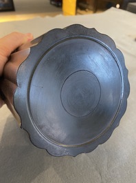 Pot &agrave; pinceaux sur support en bois dur sculpt&eacute;, Chine, 19/20&egrave;me