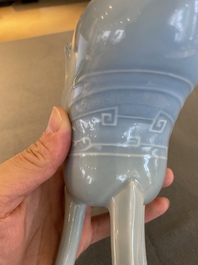 Vase &agrave; vin rituel de type 'jue' en porcelaine de Chine en bleu de lavande monochrome, marque et peut-&ecirc;tre &eacute;poque de Qianlong