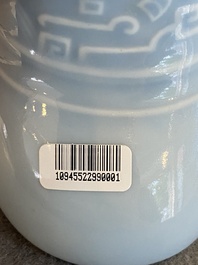 Vase &agrave; vin rituel de type 'jue' en porcelaine de Chine en bleu de lavande monochrome, marque et peut-&ecirc;tre &eacute;poque de Qianlong