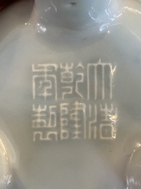 Vase &agrave; vin rituel de type 'jue' en porcelaine de Chine en bleu de lavande monochrome, marque et peut-&ecirc;tre &eacute;poque de Qianlong