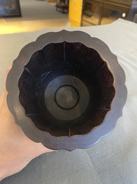 Pot &agrave; pinceaux sur support en bois dur sculpt&eacute;, Chine, 19/20&egrave;me