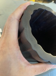 Pot &agrave; pinceaux sur support en bois dur sculpt&eacute;, Chine, 19/20&egrave;me