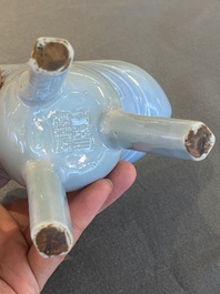 Vase &agrave; vin rituel de type 'jue' en porcelaine de Chine en bleu de lavande monochrome, marque et peut-&ecirc;tre &eacute;poque de Qianlong