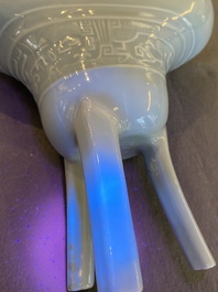 Vase &agrave; vin rituel de type 'jue' en porcelaine de Chine en bleu de lavande monochrome, marque et peut-&ecirc;tre &eacute;poque de Qianlong