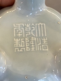 Vase &agrave; vin rituel de type 'jue' en porcelaine de Chine en bleu de lavande monochrome, marque et peut-&ecirc;tre &eacute;poque de Qianlong