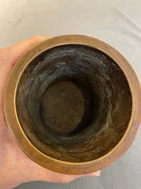 Pot &agrave; pinceaux en bronze &agrave; double parois, Chine, marque de Xuande, Qing
