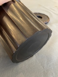 Pot &agrave; pinceaux sur support en bois dur sculpt&eacute;, Chine, 19/20&egrave;me
