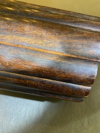 Pot &agrave; pinceaux sur support en bois dur sculpt&eacute;, Chine, 19/20&egrave;me