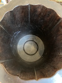 Pot &agrave; pinceaux sur support en bois dur sculpt&eacute;, Chine, 19/20&egrave;me
