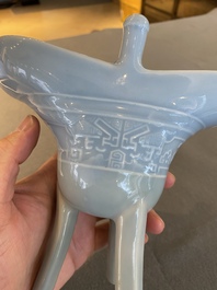 Vase &agrave; vin rituel de type 'jue' en porcelaine de Chine en bleu de lavande monochrome, marque et peut-&ecirc;tre &eacute;poque de Qianlong