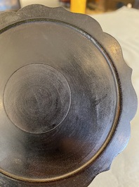 Pot &agrave; pinceaux sur support en bois dur sculpt&eacute;, Chine, 19/20&egrave;me