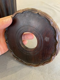 Pot &agrave; pinceaux sur support en bois dur sculpt&eacute;, Chine, 19/20&egrave;me