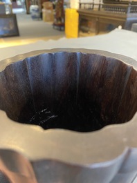 Pot &agrave; pinceaux sur support en bois dur sculpt&eacute;, Chine, 19/20&egrave;me