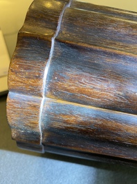 Pot &agrave; pinceaux sur support en bois dur sculpt&eacute;, Chine, 19/20&egrave;me