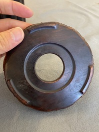 Pot &agrave; pinceaux sur support en bois dur sculpt&eacute;, Chine, 19/20&egrave;me