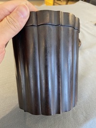Pot &agrave; pinceaux sur support en bois dur sculpt&eacute;, Chine, 19/20&egrave;me