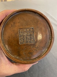 Pot &agrave; pinceaux en bronze &agrave; double parois, Chine, marque de Xuande, Qing