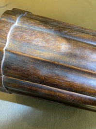 Pot &agrave; pinceaux sur support en bois dur sculpt&eacute;, Chine, 19/20&egrave;me