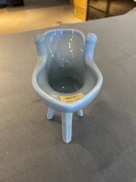 Vase &agrave; vin rituel de type 'jue' en porcelaine de Chine en bleu de lavande monochrome, marque et peut-&ecirc;tre &eacute;poque de Qianlong