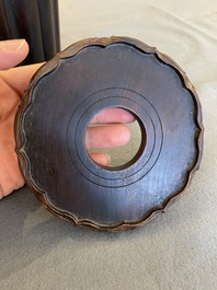 Pot &agrave; pinceaux sur support en bois dur sculpt&eacute;, Chine, 19/20&egrave;me