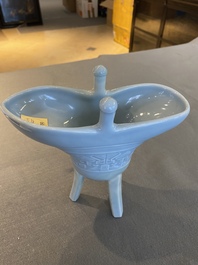Vase &agrave; vin rituel de type 'jue' en porcelaine de Chine en bleu de lavande monochrome, marque et peut-&ecirc;tre &eacute;poque de Qianlong