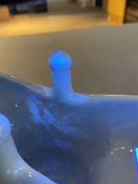 Vase &agrave; vin rituel de type 'jue' en porcelaine de Chine en bleu de lavande monochrome, marque et peut-&ecirc;tre &eacute;poque de Qianlong