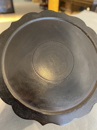 Pot &agrave; pinceaux sur support en bois dur sculpt&eacute;, Chine, 19/20&egrave;me