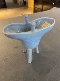 Vase &agrave; vin rituel de type 'jue' en porcelaine de Chine en bleu de lavande monochrome, marque et peut-&ecirc;tre &eacute;poque de Qianlong
