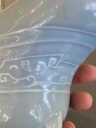 Vase &agrave; vin rituel de type 'jue' en porcelaine de Chine en bleu de lavande monochrome, marque et peut-&ecirc;tre &eacute;poque de Qianlong