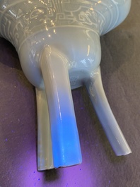 Vase &agrave; vin rituel de type 'jue' en porcelaine de Chine en bleu de lavande monochrome, marque et peut-&ecirc;tre &eacute;poque de Qianlong