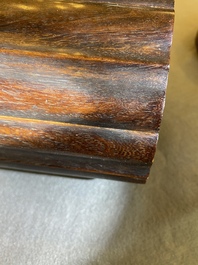 Pot &agrave; pinceaux sur support en bois dur sculpt&eacute;, Chine, 19/20&egrave;me