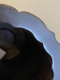 Pot &agrave; pinceaux sur support en bois dur sculpt&eacute;, Chine, 19/20&egrave;me