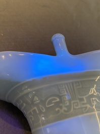 Vase &agrave; vin rituel de type 'jue' en porcelaine de Chine en bleu de lavande monochrome, marque et peut-&ecirc;tre &eacute;poque de Qianlong
