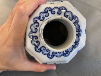Drie Chinese blauw-witte vazen, 19e eeuw