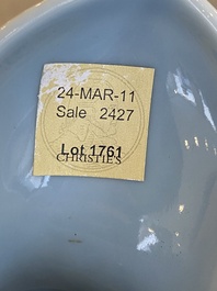 Vase &agrave; vin rituel de type 'jue' en porcelaine de Chine en bleu de lavande monochrome, marque et peut-&ecirc;tre &eacute;poque de Qianlong