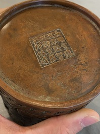 Pot &agrave; pinceaux en bronze &agrave; double parois, Chine, marque de Xuande, Qing