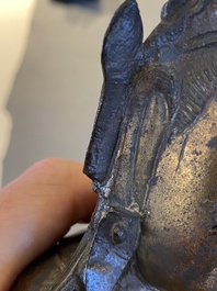 Statue de Guanyin sur tr&ocirc;ne de lotus en bronze partiellement dor&eacute;, Chine, Ming
