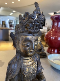 Statue de Guanyin sur tr&ocirc;ne de lotus en bronze partiellement dor&eacute;, Chine, Ming