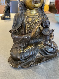 Guanyin &agrave; l'enfant en bronze dor&eacute;, Chine, Ming