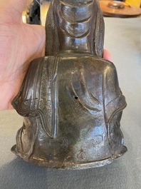 Guanyin &agrave; l'enfant en bronze dor&eacute;, Chine, Ming