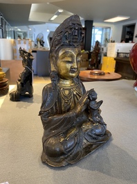Guanyin &agrave; l'enfant en bronze dor&eacute;, Chine, Ming