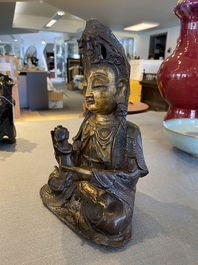 Guanyin &agrave; l'enfant en bronze dor&eacute;, Chine, Ming