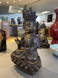 Statue de Guanyin sur tr&ocirc;ne de lotus en bronze partiellement dor&eacute;, Chine, Ming