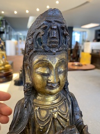 Guanyin &agrave; l'enfant en bronze dor&eacute;, Chine, Ming