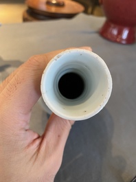 Vase de forme bouteille en porcelaine de Chine en bleu et blanc &agrave; d&eacute;cor floral, &eacute;poque Transition