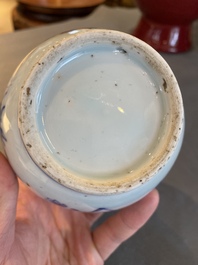Vase de forme bouteille en porcelaine de Chine en bleu et blanc &agrave; d&eacute;cor floral, &eacute;poque Transition