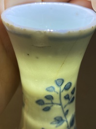 Vase de forme bouteille en porcelaine de Chine en bleu et blanc &agrave; d&eacute;cor floral, &eacute;poque Transition