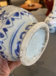 Verseuse en porcelaine de Chine en bleu et blanc &agrave; d&eacute;cor d'un p&ecirc;cheur dans un paysage, &eacute;poque Transition